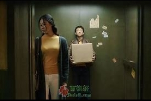 被困电梯的男女